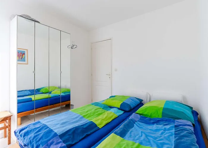 3 Pieces Avec Grand Jardin, Piscine Collective, Vue - Fr-1-409-277 * Fleury (Aude)
